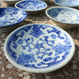 Vintage Blue-and-white Porcelain Saucer "Entangled Floral Branch"