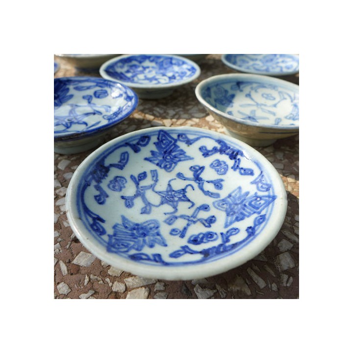 Vintage Blue-and-white Porcelain Saucer "Entangled Floral Branch"