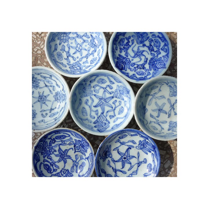 Vintage Blue-and-white Porcelain Saucer "Entangled Floral Branch"
