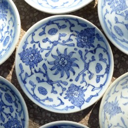 Vintage Blue-and-white Porcelain Plate "Entangled Floral Branch"