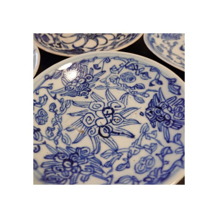 Vintage Blue-and-white Porcelain Plate "Entangled Floral Branch"