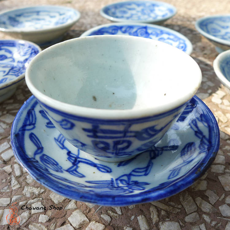 Vintage Blue-and-white Porcelain Saucer "Entangled Floral Branch"